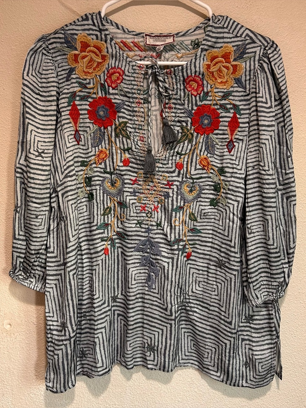 Johnny Was Sz XS Embroidered Floral Peasant Top - Gray with Red & Yellow Accents